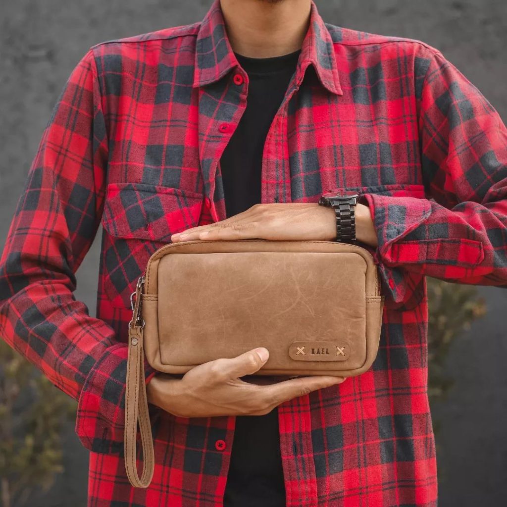 Pengertian dan Fungsi Pouch Bag - Kael Leather Goods