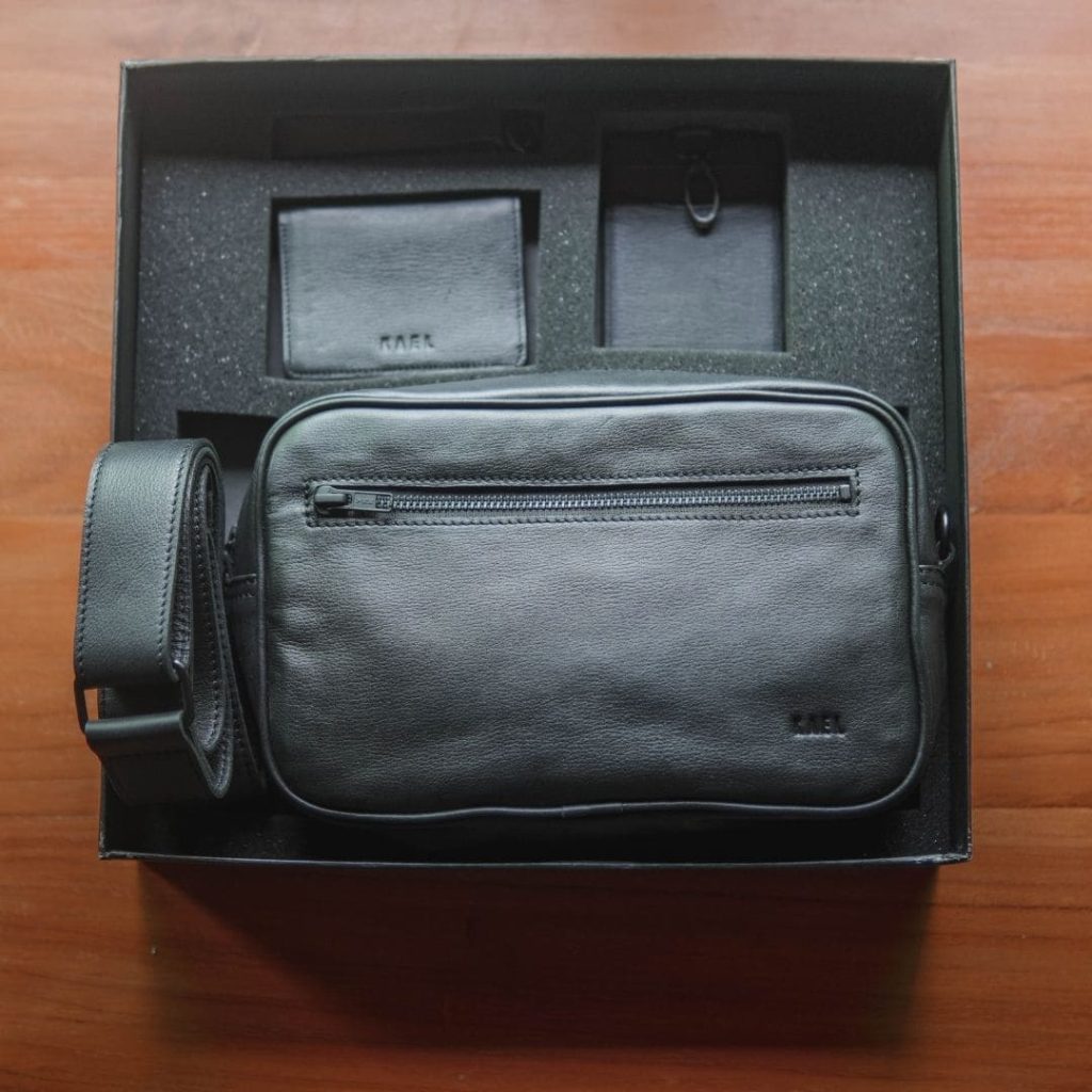 Rekomendasi Paket Tas Pouchbag, Dompet, dan Card Holder Black Series Kael sebagai Kado Spesial Natal dan Tahun Baru - Kael Leather Goods