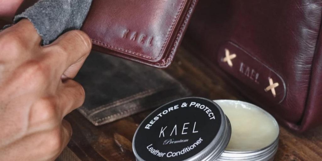 7 Cara Merawat Dompet Kulit agar Tahan Lama - Kael leather Goods