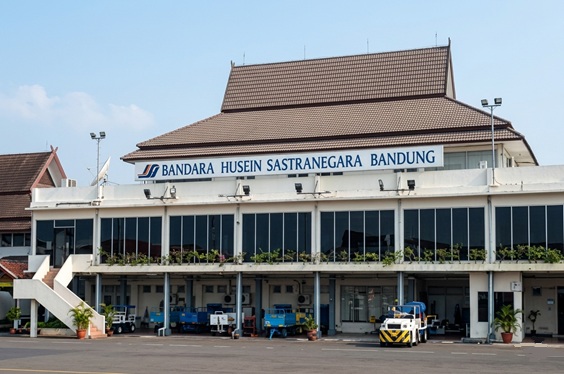 Tantangan dan Harapan Reaktivasi Bandara Husein Meski membawa banyak manfaat ekonomi, reaktivasi Bandara Husein tetap menghadapi sejumlah tantangan. Beberapa pengamat transportasi menilai perlu adanya kajian mendalam terkait keselamatan penerbangan, aktivitas militer, serta dampaknya terhadap tata ruang Kota Bandung. Di sisi lain, keberadaan bandara aktif di tengah kota juga berpotensi membatasi pembangunan gedung bertingkat karena aturan Kawasan Keselamatan Operasi Penerbangan (KKOP). Meskipun demikian, mayoritas masyarakat dan pelaku usaha menyambut baik rencana tersebut. Mereka berharap Bandara Husein dapat kembali menjadi gerbang utama wisata dan bisnis di Jawa Barat. Akhirnya, jika pemerintah pusat dan daerah mampu menyelesaikan berbagai tantangan yang ada, maka reaktivasi Bandara Husein berpotensi menciptakan lompatan ekonomi baru bagi Bandung sekaligus memberikan peran yang lebih spesifik bagi Bandara Kertajati.