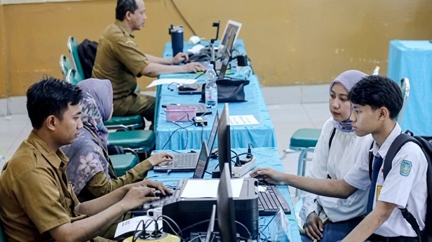 Orang Tua Siswa Hadapi Verifikasi yang Lambat