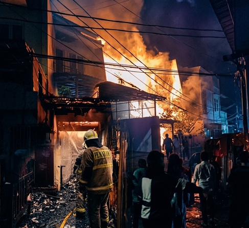 Petugas Berhasil Padamkan Api Setelah Hampir Dua Jam Penanganan